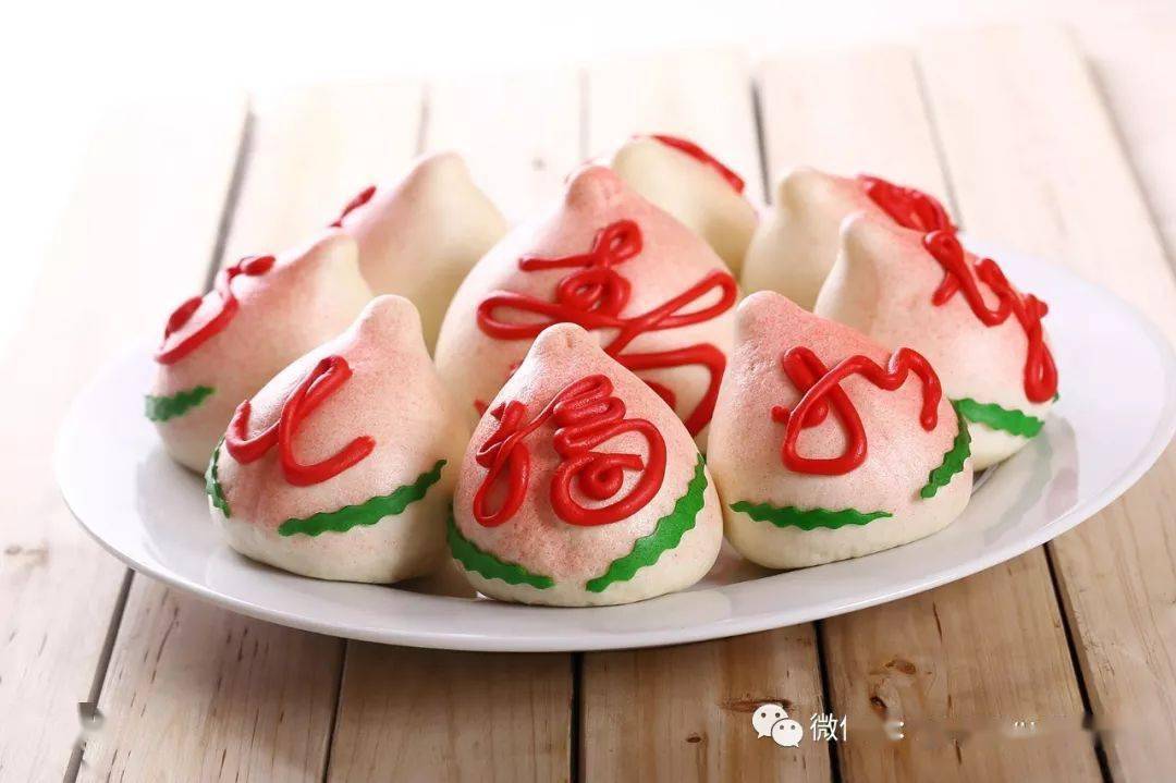 共分三层,摆放大,中,小28个寿桃,形态逼真,色泽柔和,顶层圆润的大寿桃