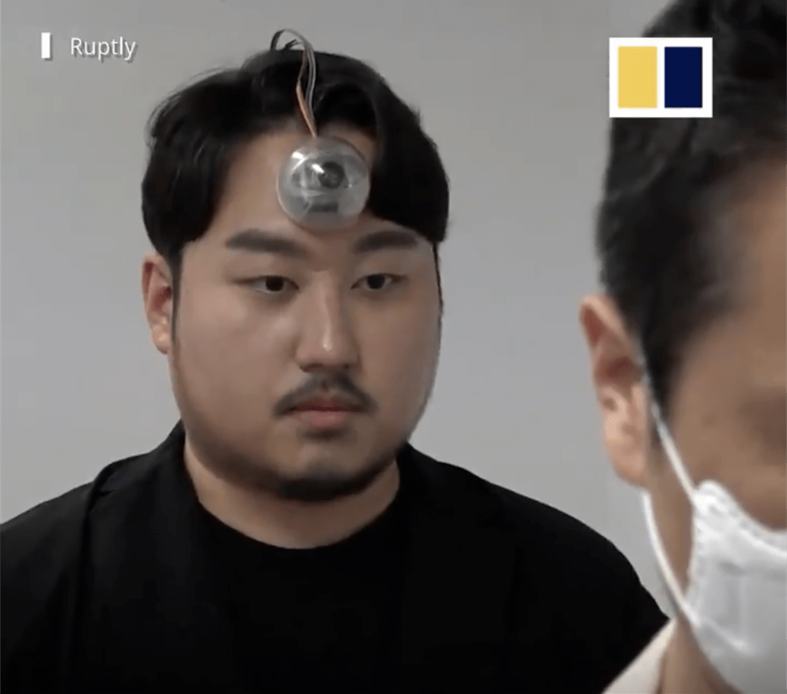 的设备|走路看手机的毛病改不掉？这个小哥发明“第三只眼”帮“低头族”看路