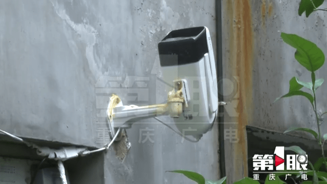 漂亮的反击大爷安装摄像头成功抓拍高空抛物警察正在提取dna