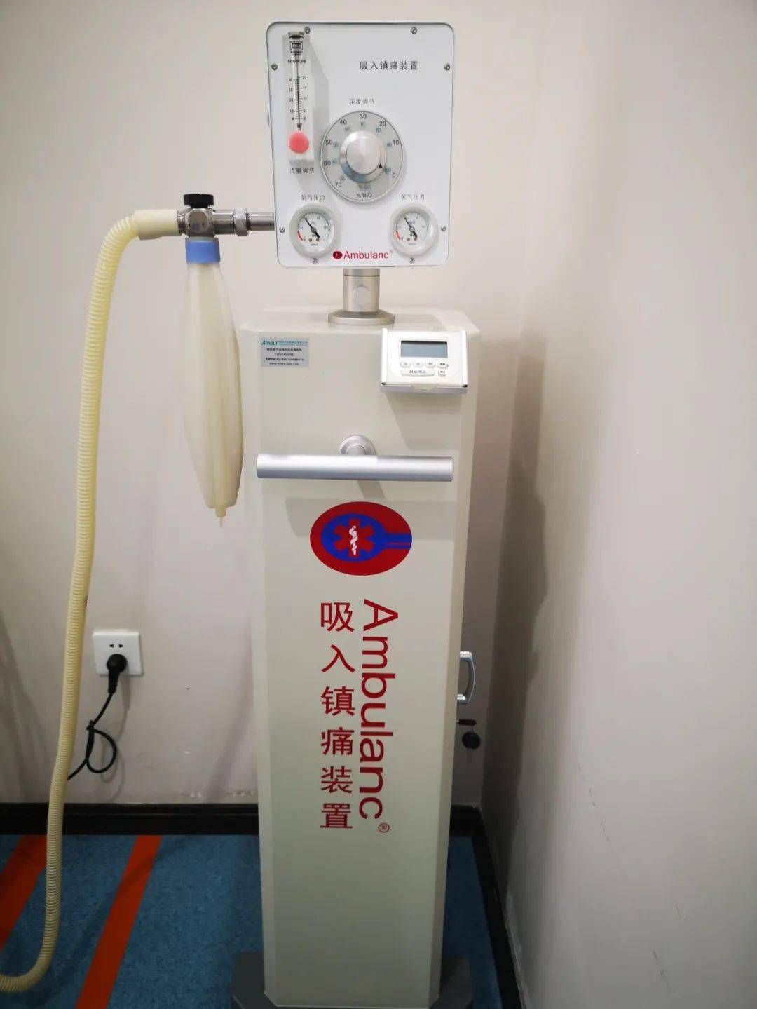 3d打印机▲:吸入镇痛装置▲:恩施百特口腔航空路门诊内景▲:数字化