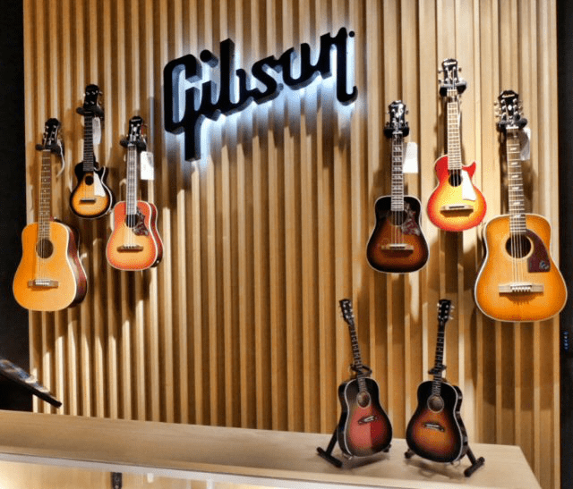 温馨宜人的原声吉他展示区配有吉他和尤克里里琴.