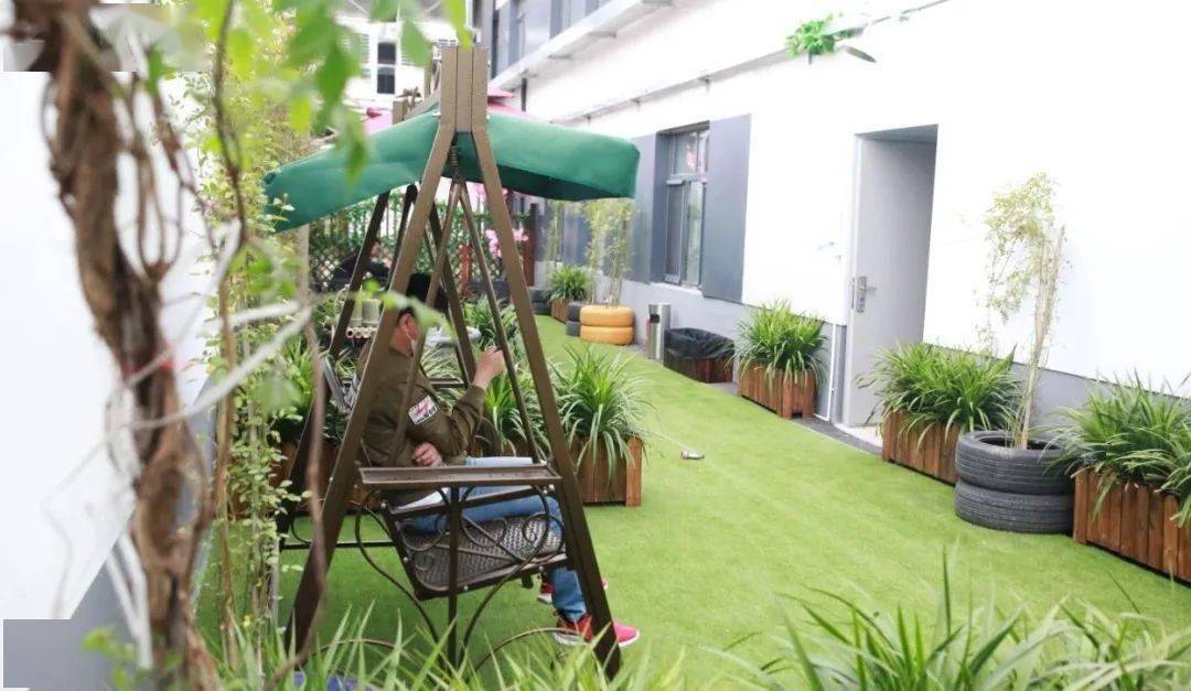 绿色的草坪和花卉,空气新鲜想不安逸都不行看车,修车的空隙来后花园坐