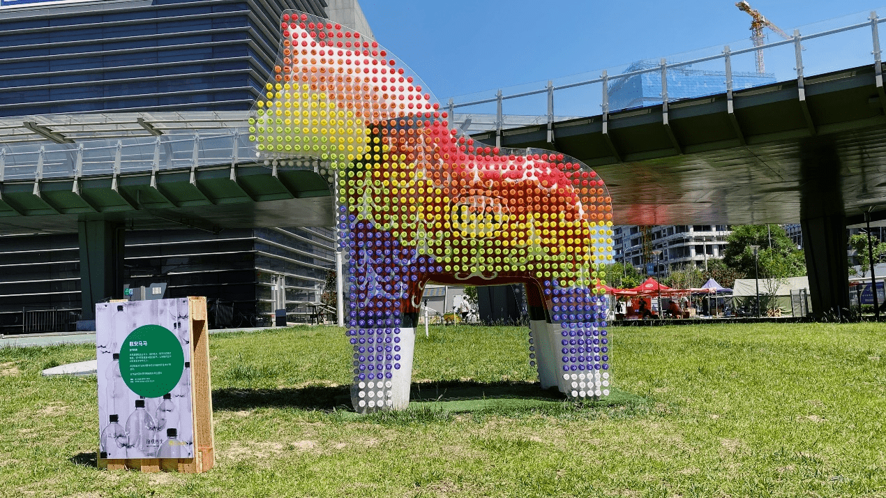 商场废弃装置变身环保艺术展高校师生探索废品升级再造