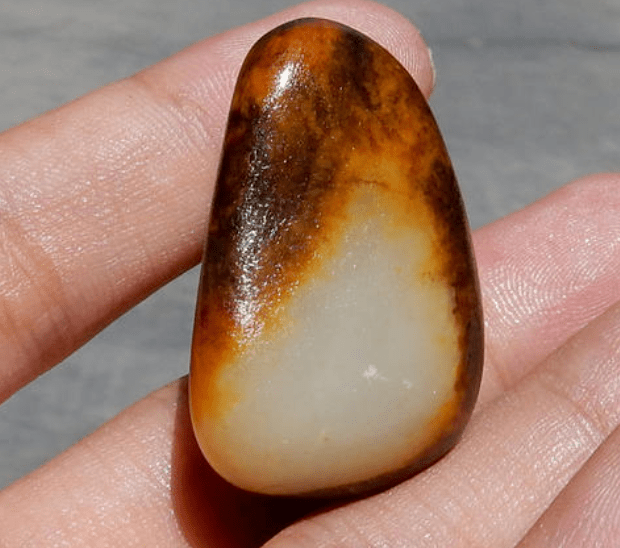 老熟罕见的和田玉沁色籽料是玉中的珍品明白这些事影响大了