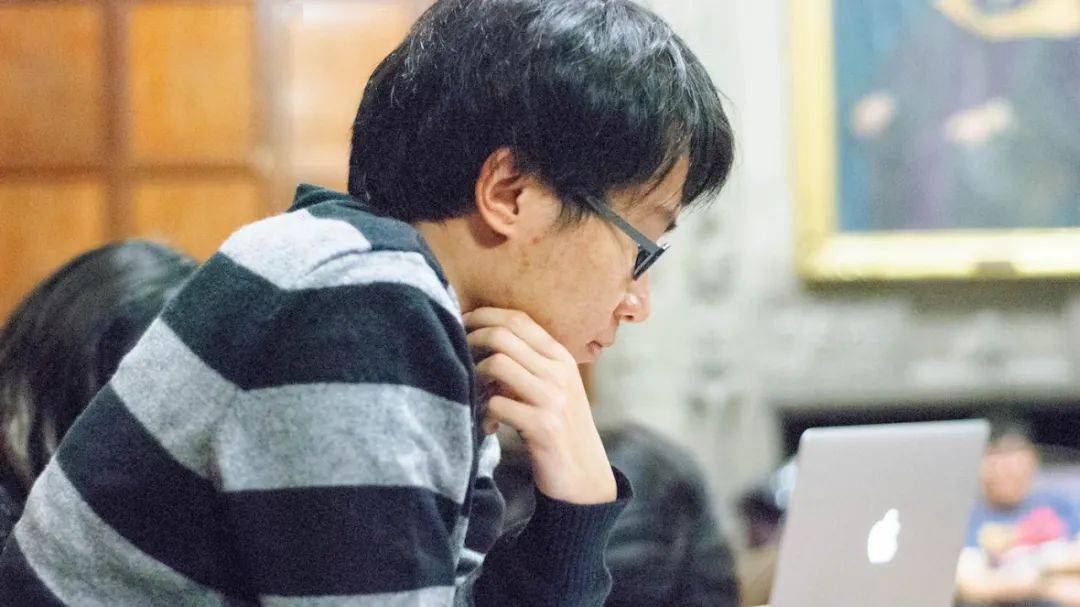 的管理人员还计划向在北京芝加哥大学中心工作的范轶然的父母颁发证书