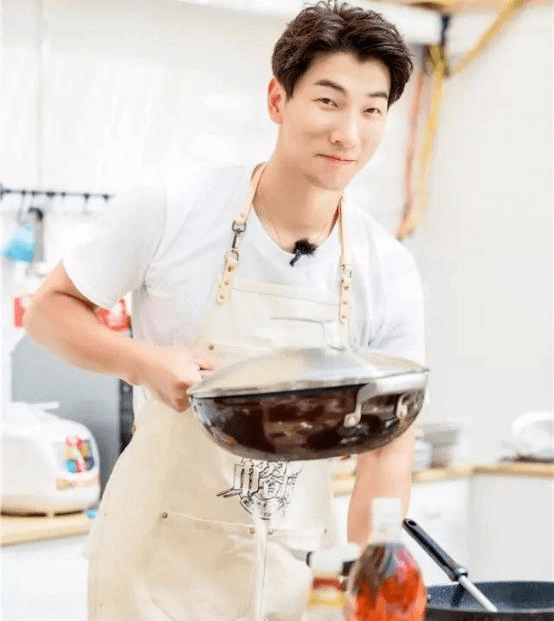 中餐厅5 来了 丁真火线加盟,爆红男顶流当厨师,但女嘉宾没有看头