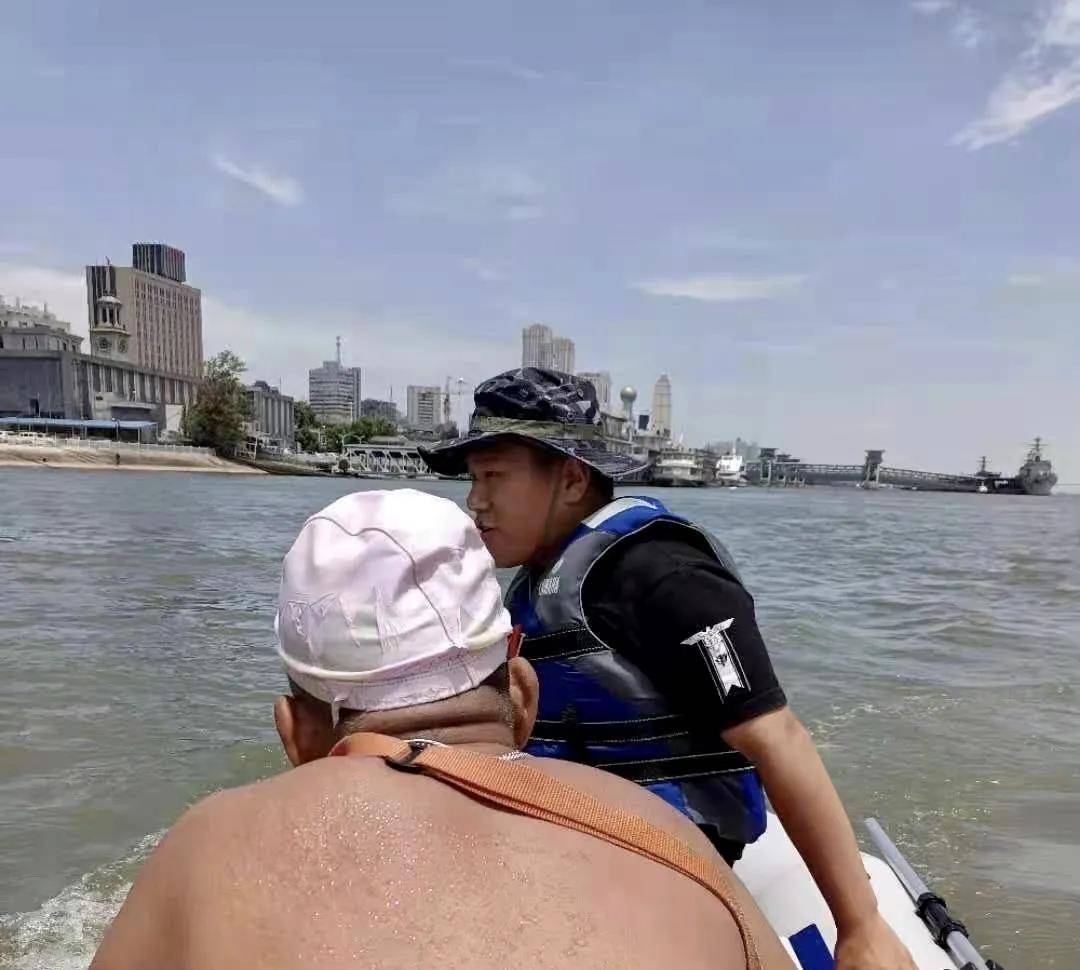 武汉一江泳爱好者突遇漩涡暗流军校学员及时出手将其救起