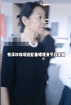 倪萍近照暴瘦,双腿似麻杆撑不起衣服