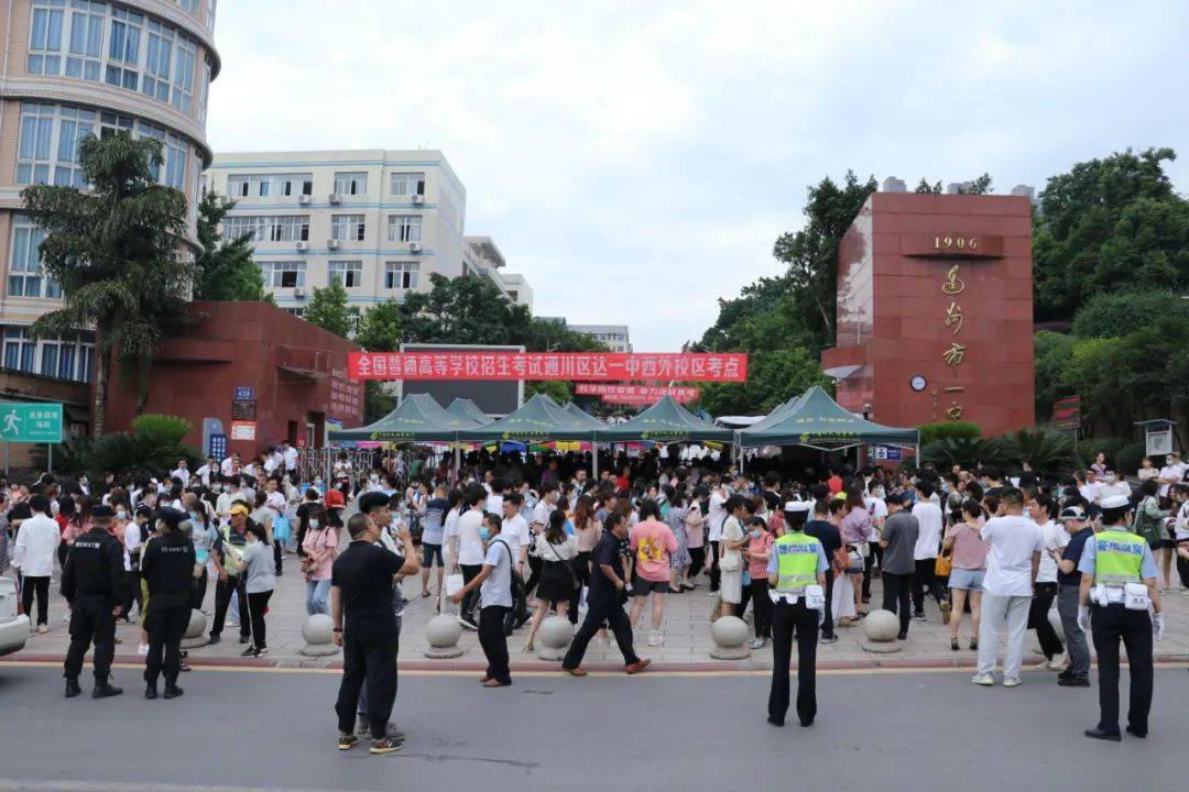 刚刚!记者在达州考场外拍下了这样一幕幕