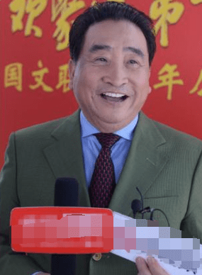 倪萍近照暴瘦,双腿似麻杆撑不起衣服