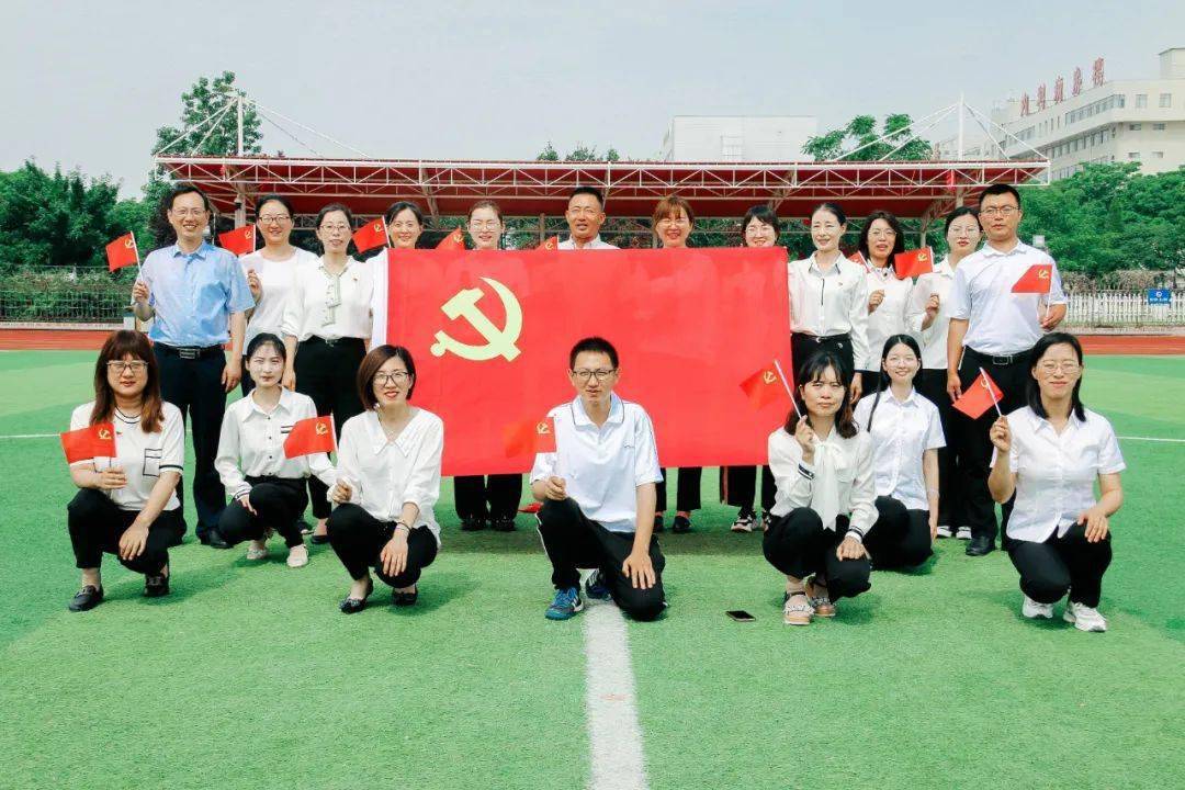 垦利职业中专开展我与党旗合个影活动