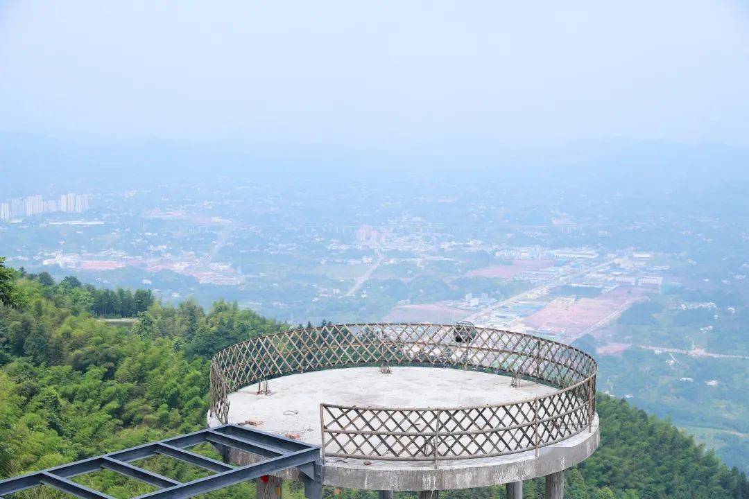 绝美青山岩正在修建一处观景台