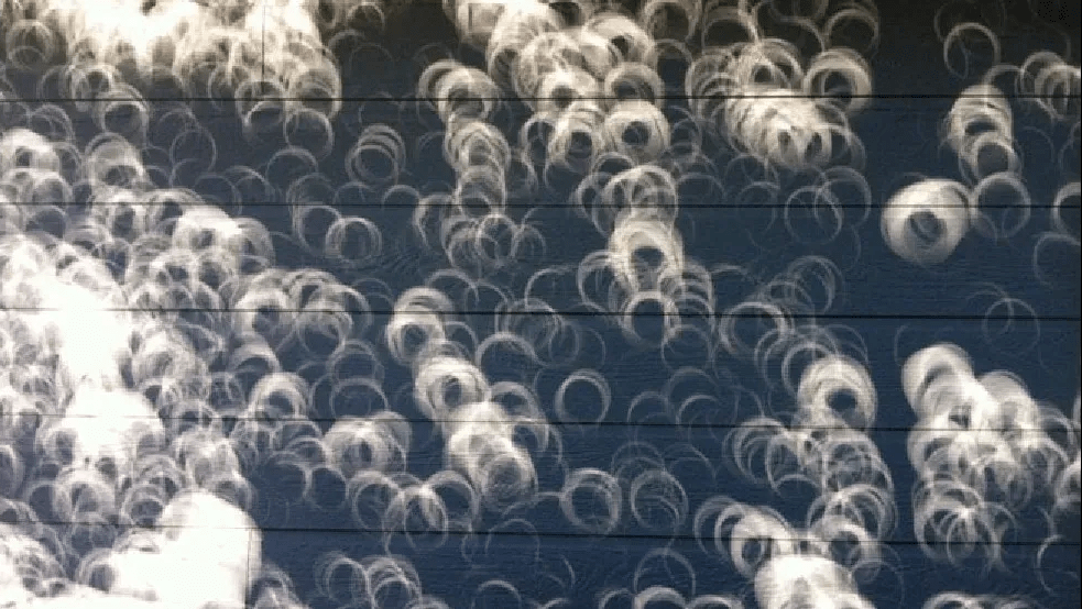 03小孔成像-指缝投影将手指交叉组成小孔来观测.