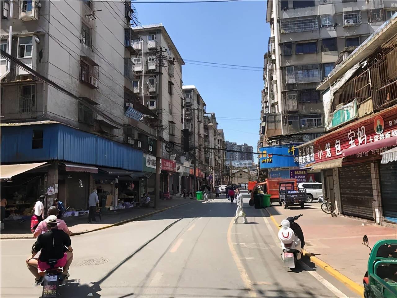 沙市区中山街道梅台巷社区党委副书记邹婷说:"前期道路破损比较厉害