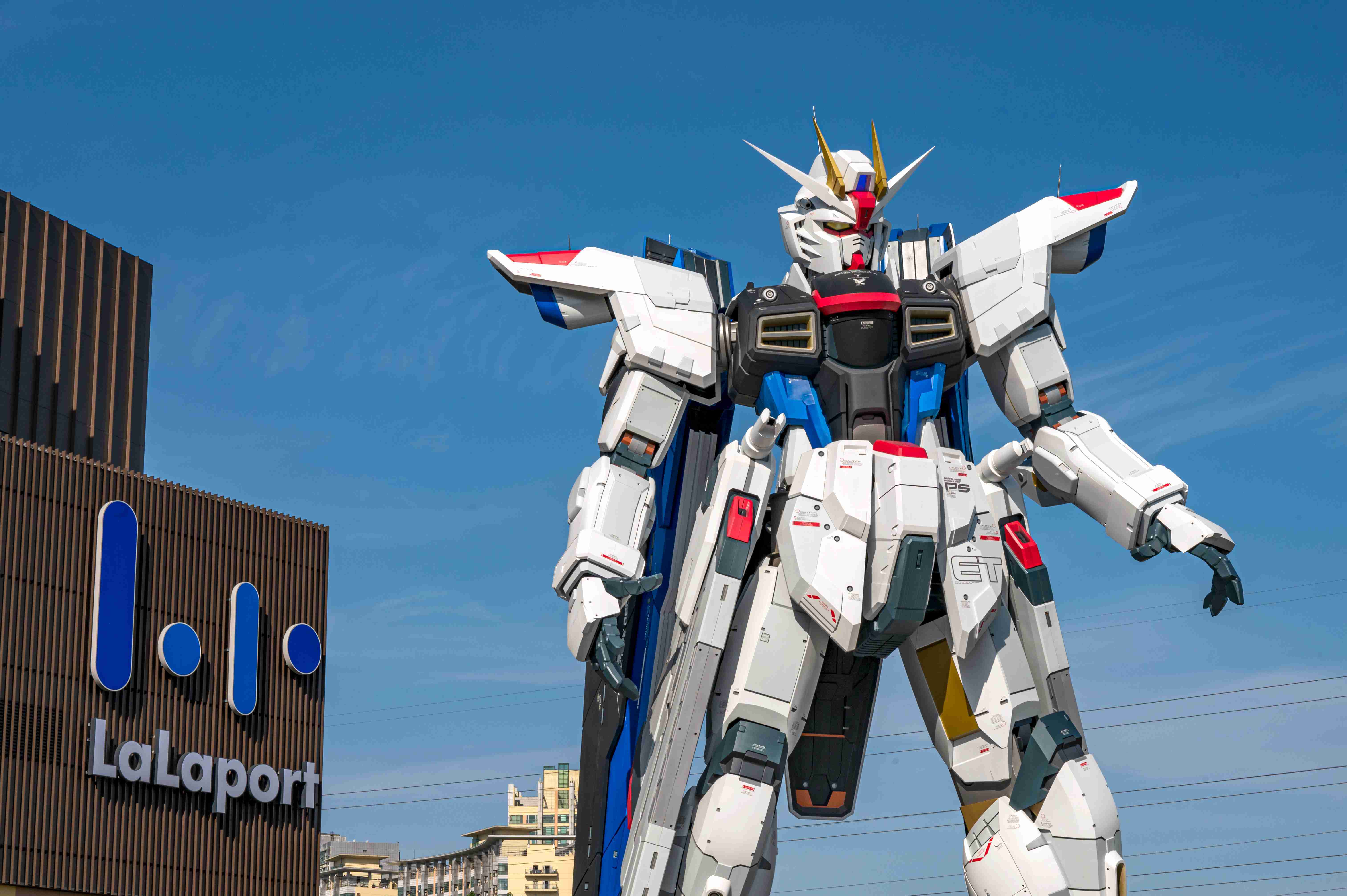 巨型高达亮相上海浦东新区 成为网红打卡新标地