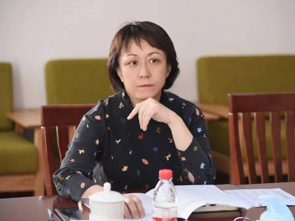 座谈会上,吴文清副镇长汇报了马桥镇疫苗接种总体工作和条线推进情况.