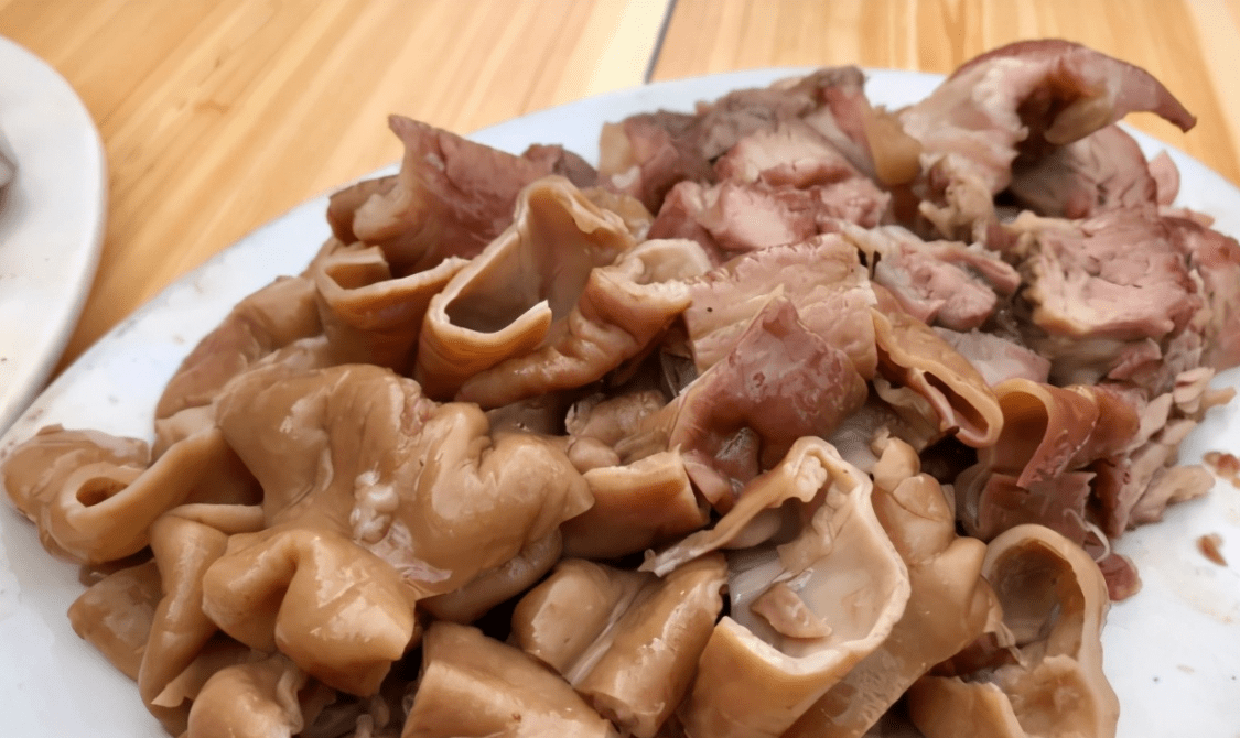 河南小镇上的卤肉店,传承5代上百年历史,每天500斤不够卖太牛了