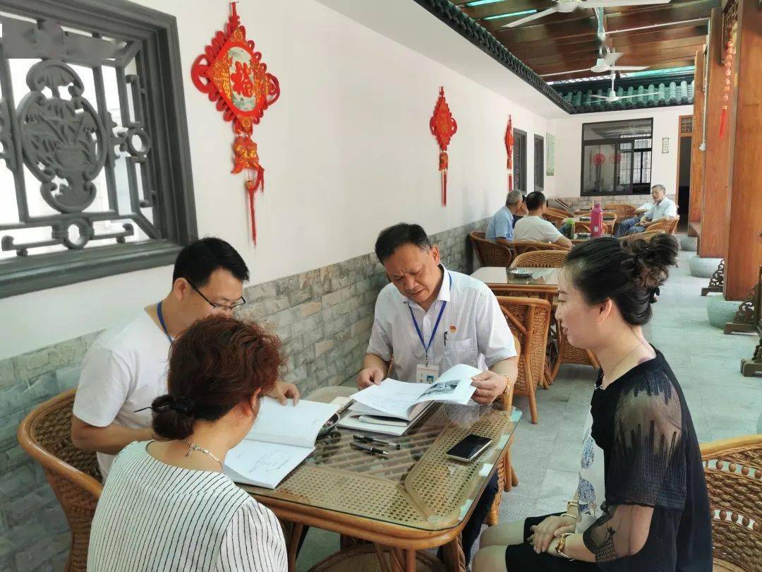 市人大代表,杨舍镇城西社区原党委副书记,主任赵石平在城西代表工作站