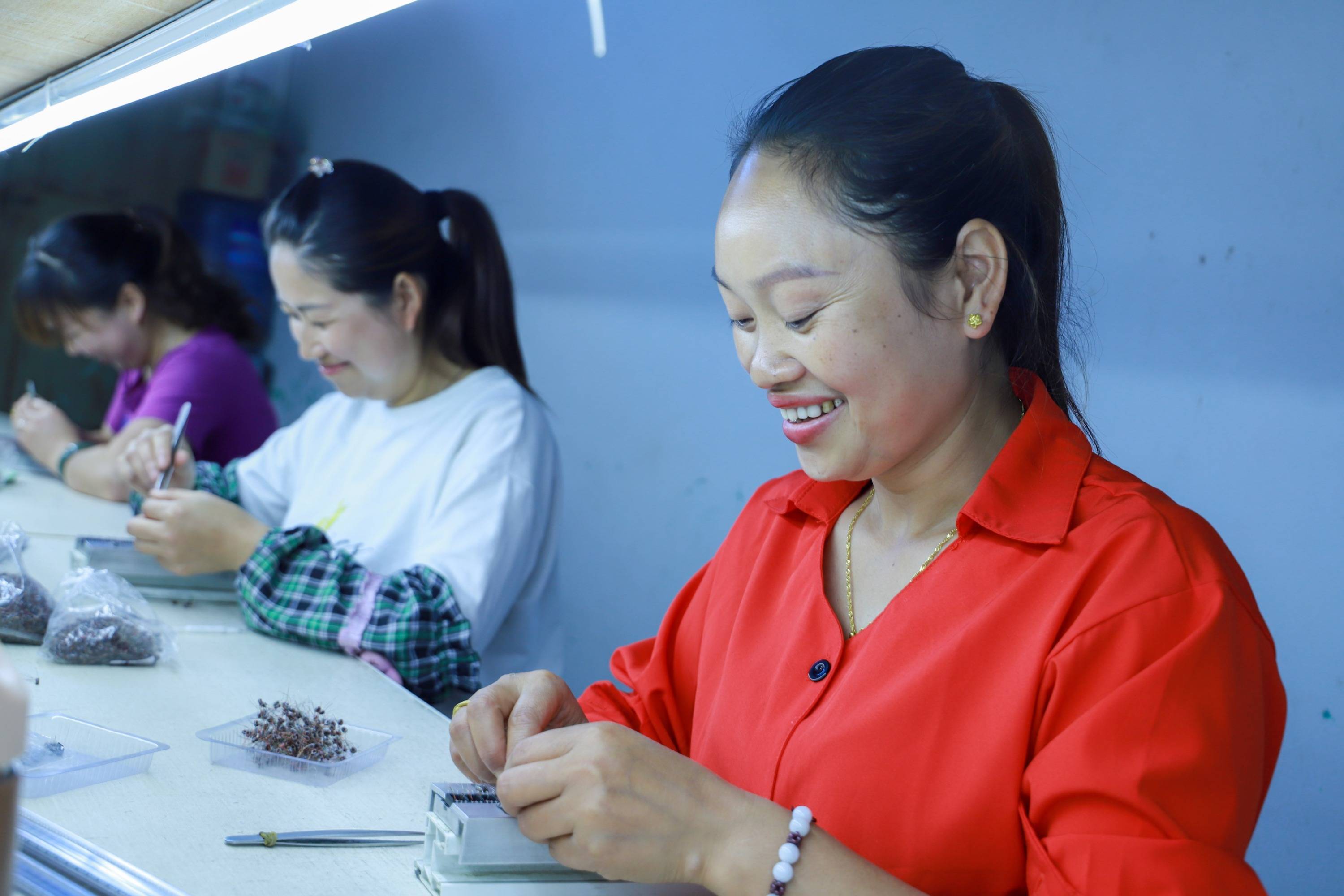 貴州黔西留守婦女在家門口的工廠就業