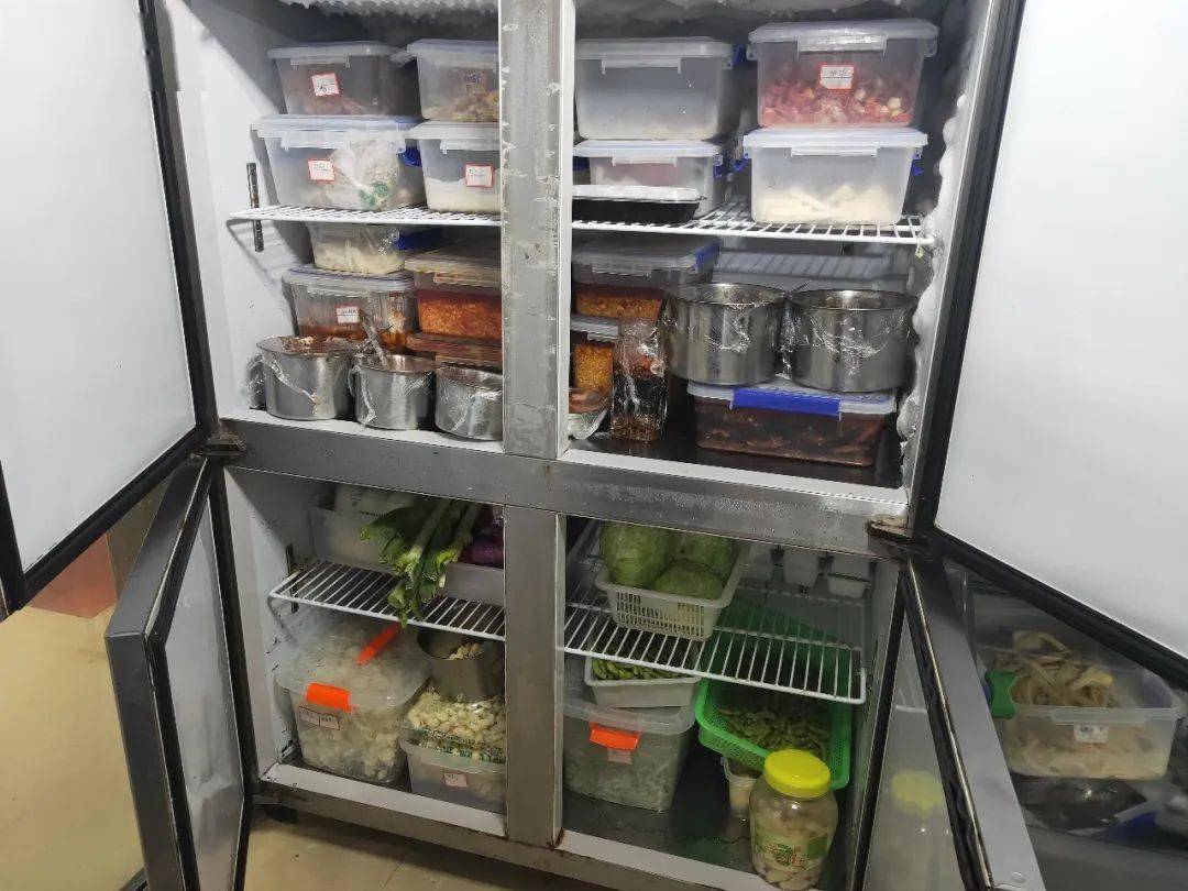 佩戴口罩存在问题,抓紧整改后厨环境整体良好;证照齐全;冰箱摆放整齐