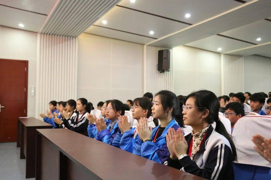 沈丘二高中招名次在500内,可进阳光英才班,还享受免学费,住宿费.