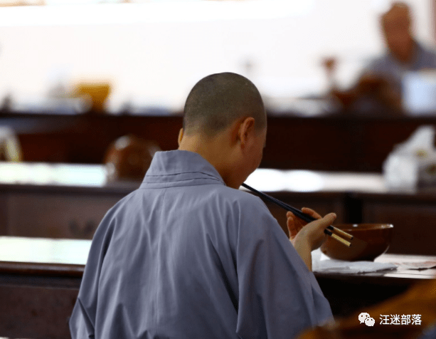 七八百多名小和尚跪地念经拜佛不是一时片刻,一跪就是将近半天.