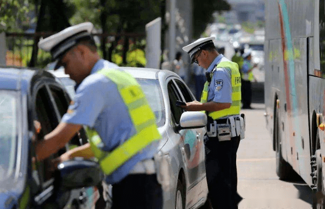 怎么举报人无证驾驶 161a23a1ee564a3b8507e7352d64135c.png
