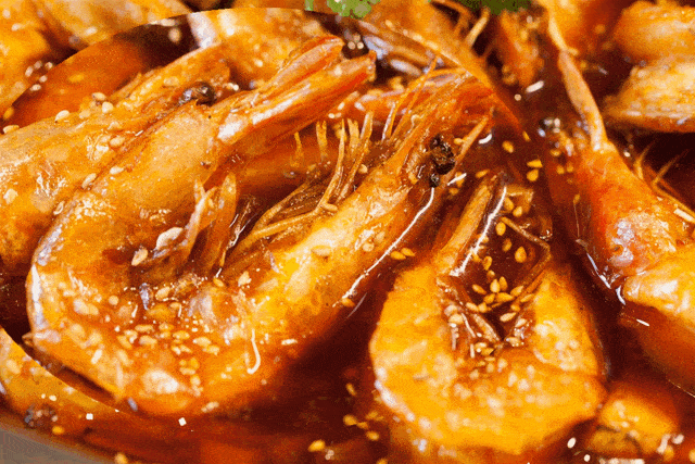 带着壳吃,酥酥脆脆,看着像油焖大虾其实一点不油腻,这一盆虾锅据说吃