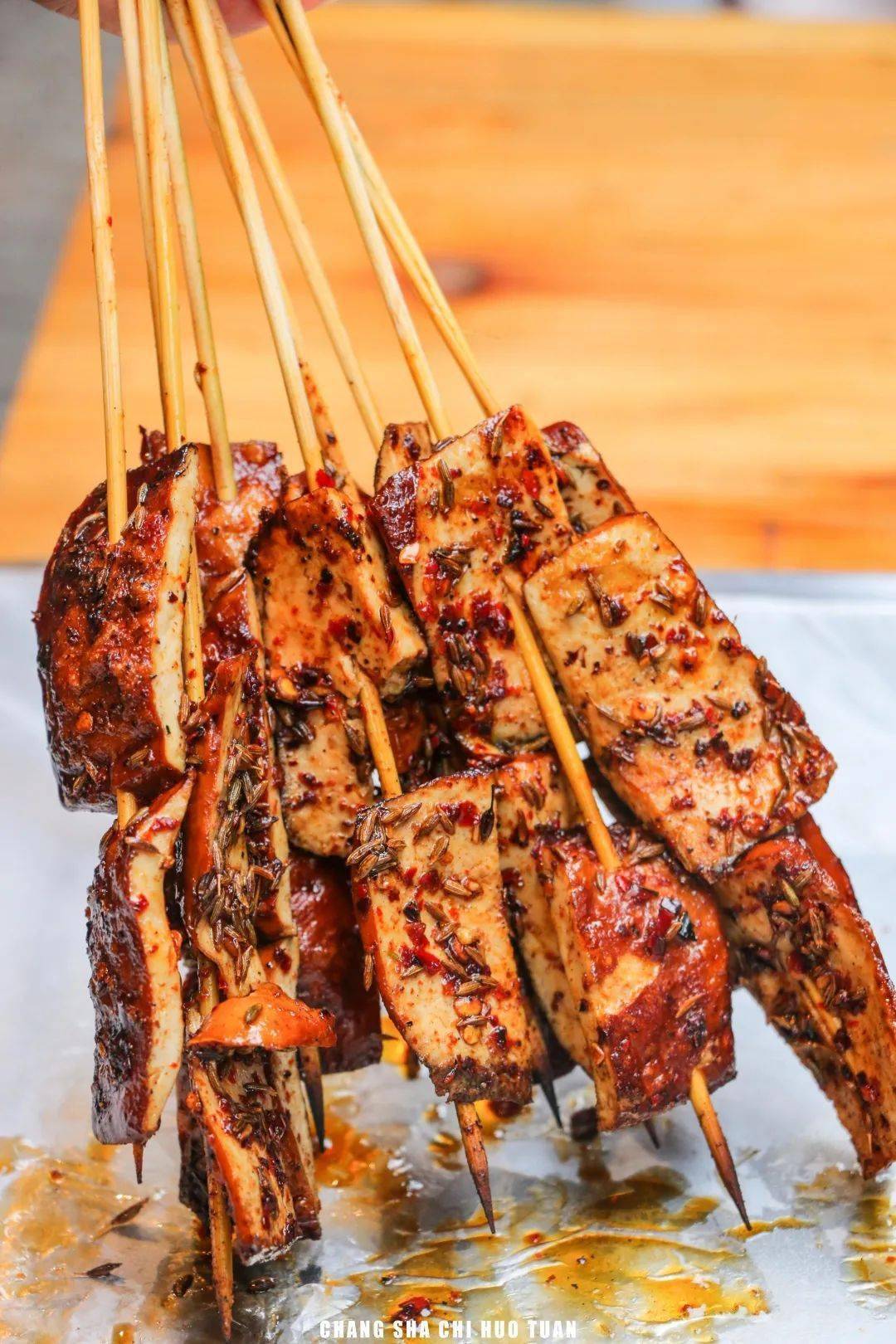 招牌烤香干下岗牌臭豆腐别看门面不起眼,但这家臭干子名气真的超大