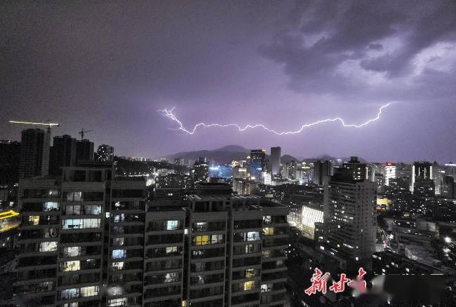今晚的兰州,闪电划破天际_巨龙