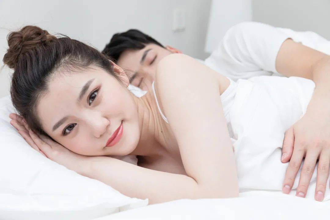 6種不同的睡覺姿勢暴露著夫妻間的關係和愛的程度