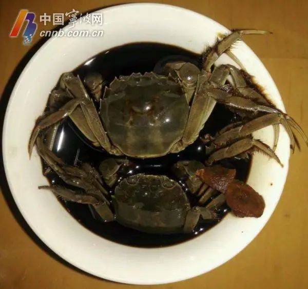 夏天吃海鲜悠着点 女子因食用酱毛蟹把自己给 撂倒 了 董女士