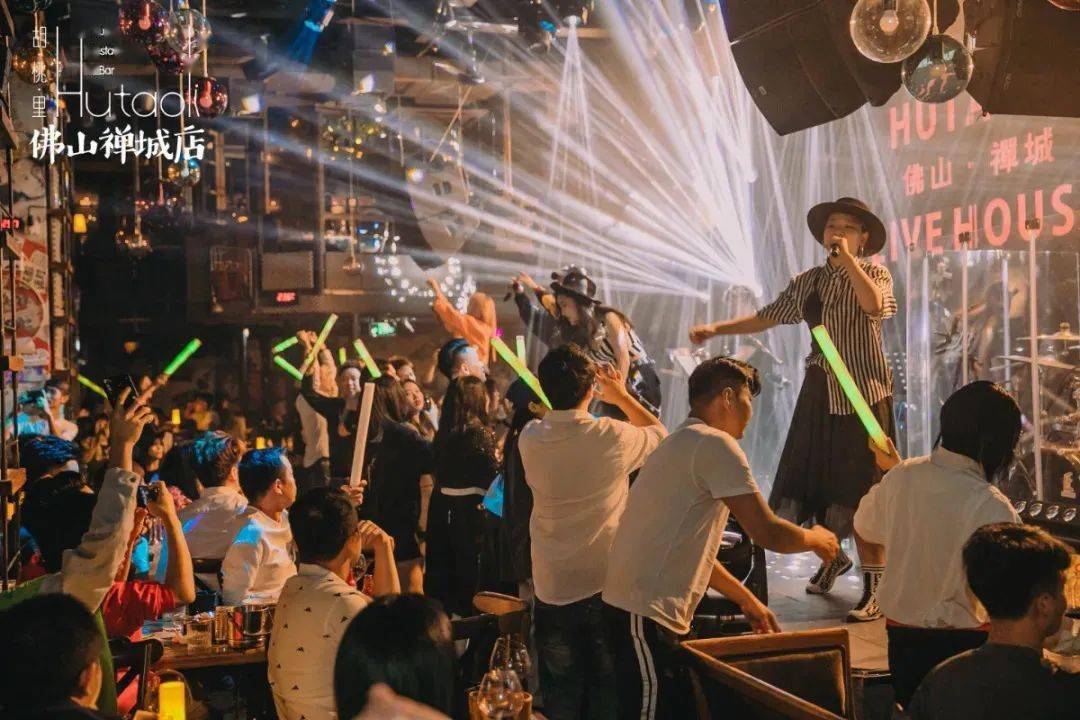 阿酷司音响搭配全新的乐队阵容让各位老师每晚都如同看演唱会由于舞台