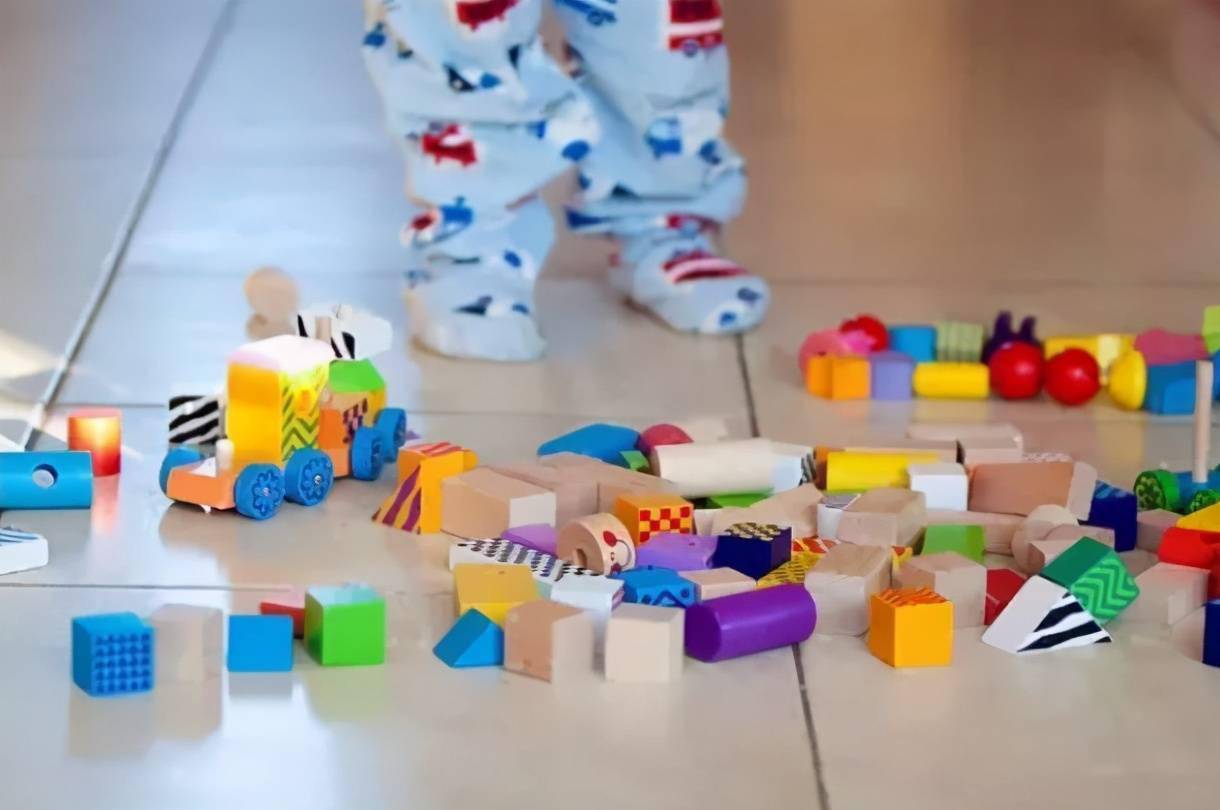 宝宝爱扔东西是因为脾气大?娃在"偷偷"变聪明,多数家长没发现