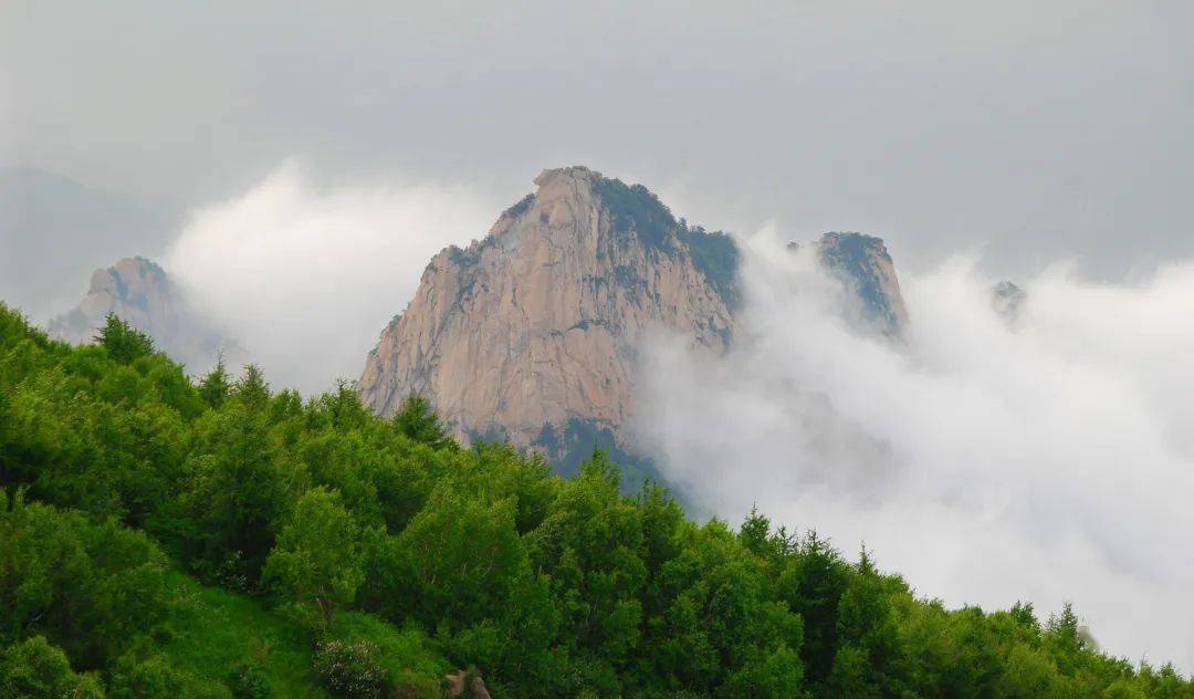 雾灵山本名伏凌山,曾叫孟广硎山,五龙山,位于河北省承德市兴隆县境内