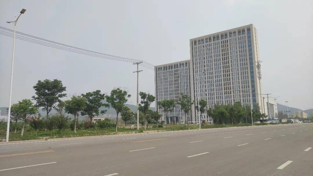 萧县县医院门口空了半条街