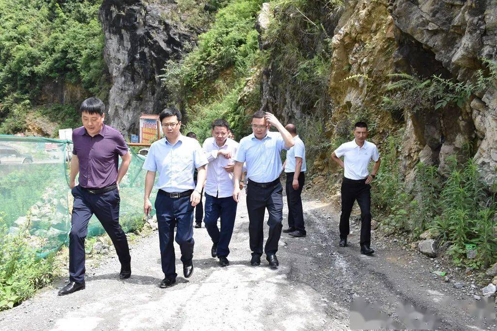 曾伟率队调研道真至务川公路养护和城区污水管网建设工程