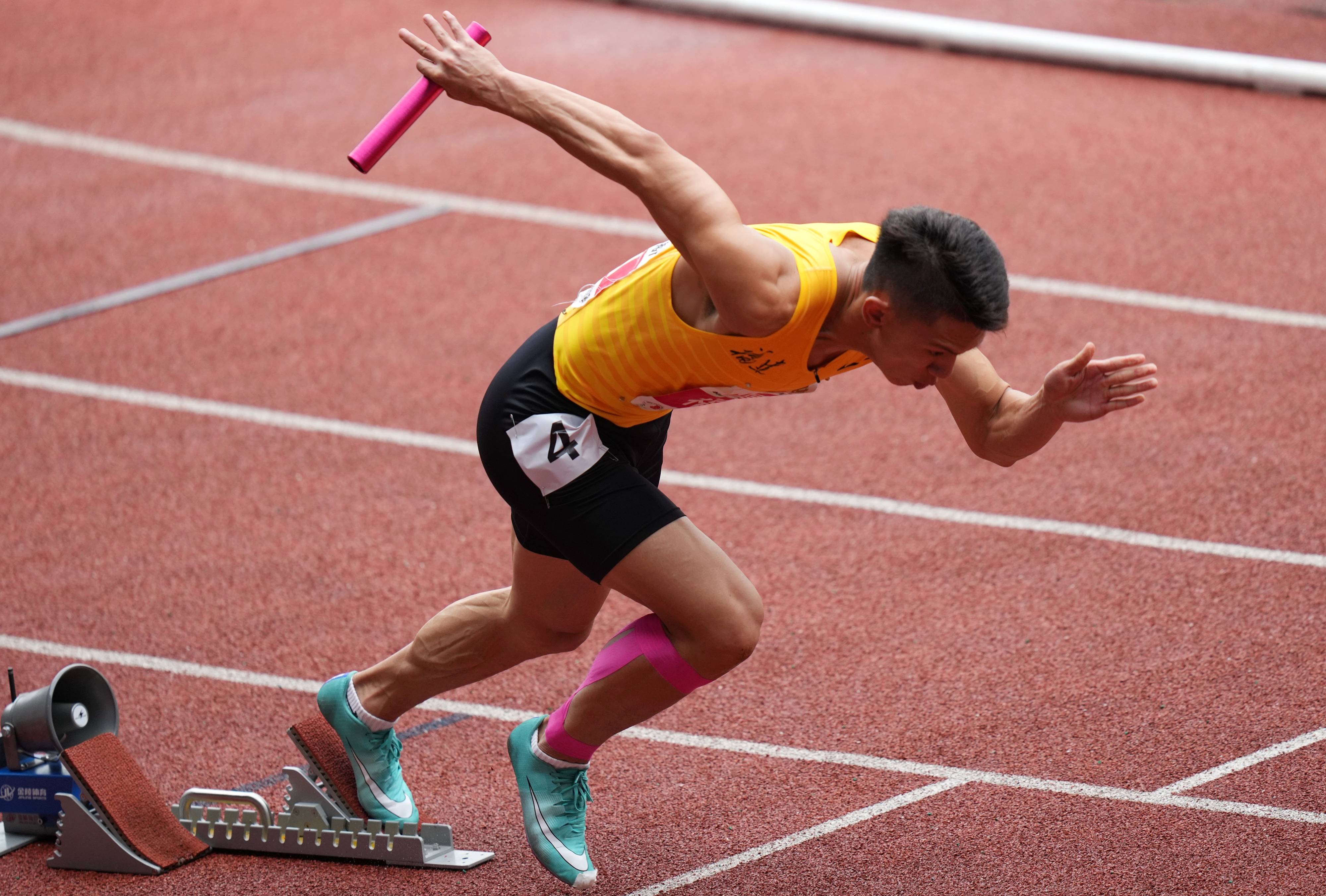 6月13日,福建队第一棒选手刘泽炎在比赛中起跑