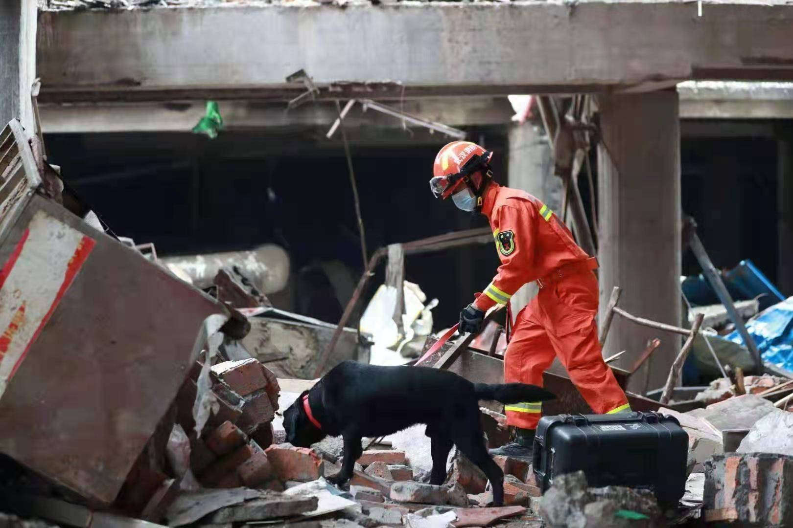 湖南汝城一房屋垮塌 当地已组织消防、武警等进行救援 - 封面新闻