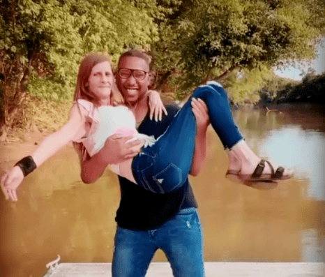 轰动全网23岁小哥与60岁奶奶级女友狂秀恩爱花式亲亲抱抱举高高