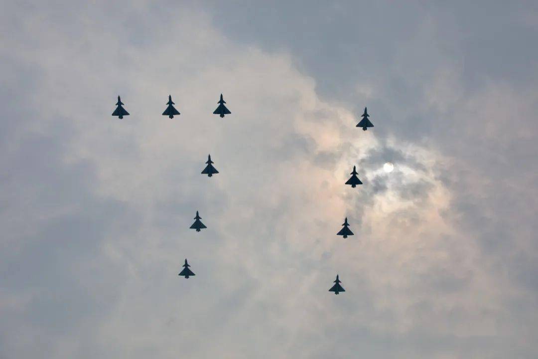 看!北京上空的战机编队