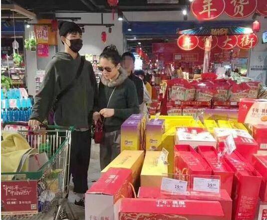 陈红生图身材励志脸部显老,逛超市全程无人识