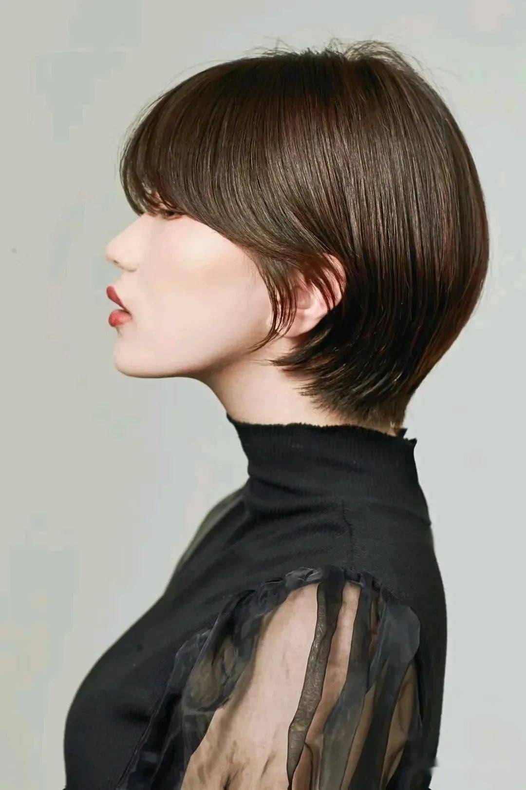 2021夏天流行后脖子长漏耳短发