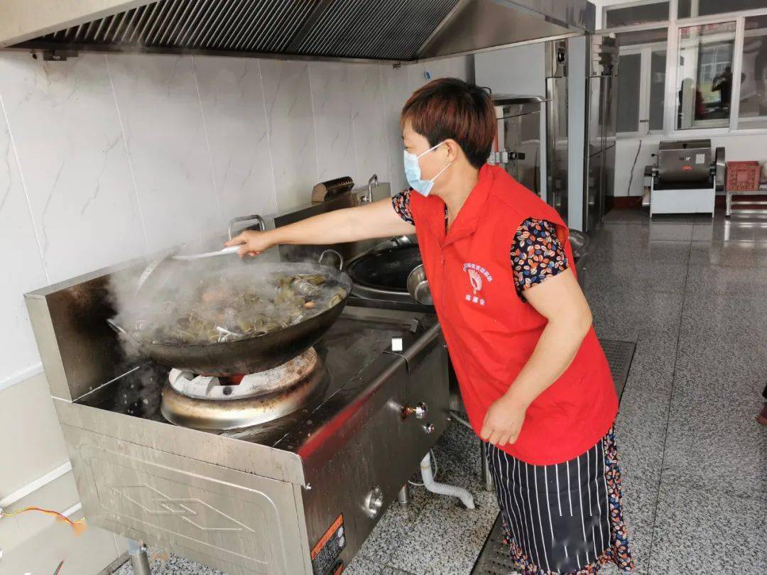 6月13日,崔家沟村"爱心巧厨"志愿者李业娟为崔家沟村养老服务中心捐赠