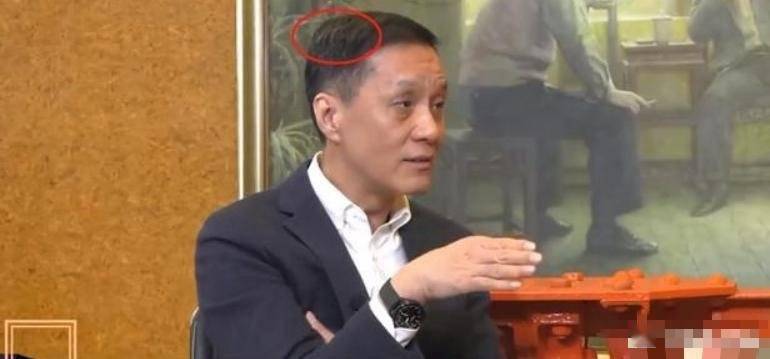 58岁冯远征携66岁妻子聚会,眼窝凹陷发黑太憔悴