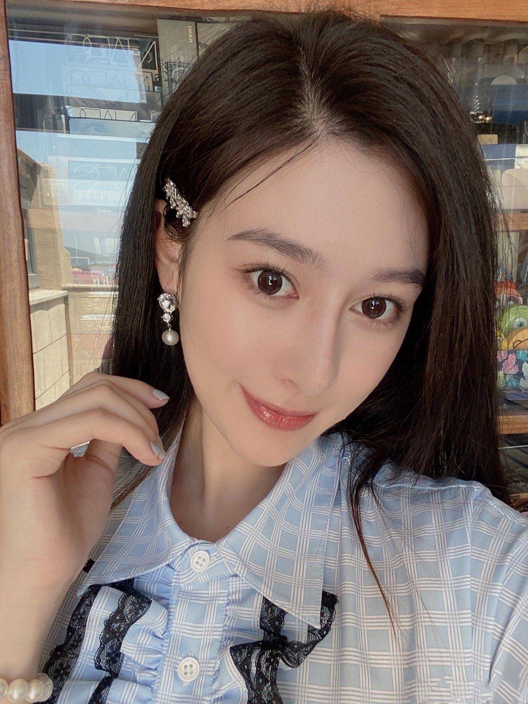 翻开侯紫薇的社交平台,里面多数都是她po出的美照.