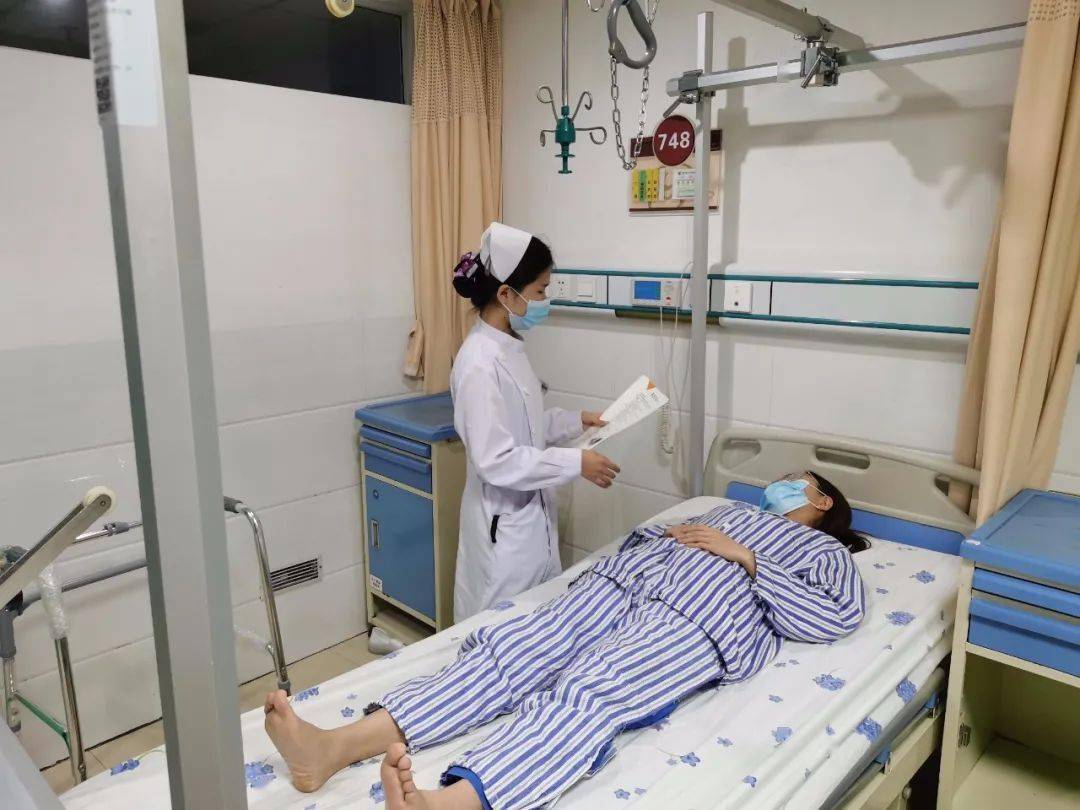 暖心行动当我拄上拐杖正骨医院开展护士角色扮演