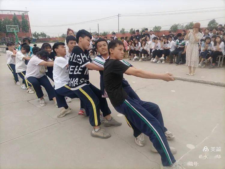 馆陶县路桥中学拔河场上激情四射的学子们