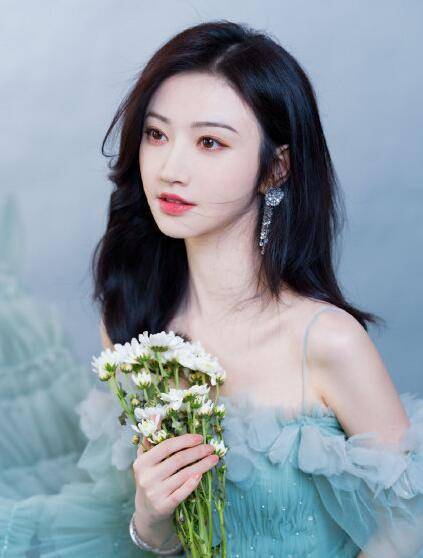 景甜穿着暴露秀事业线,被央视PS,简直天衣无缝
