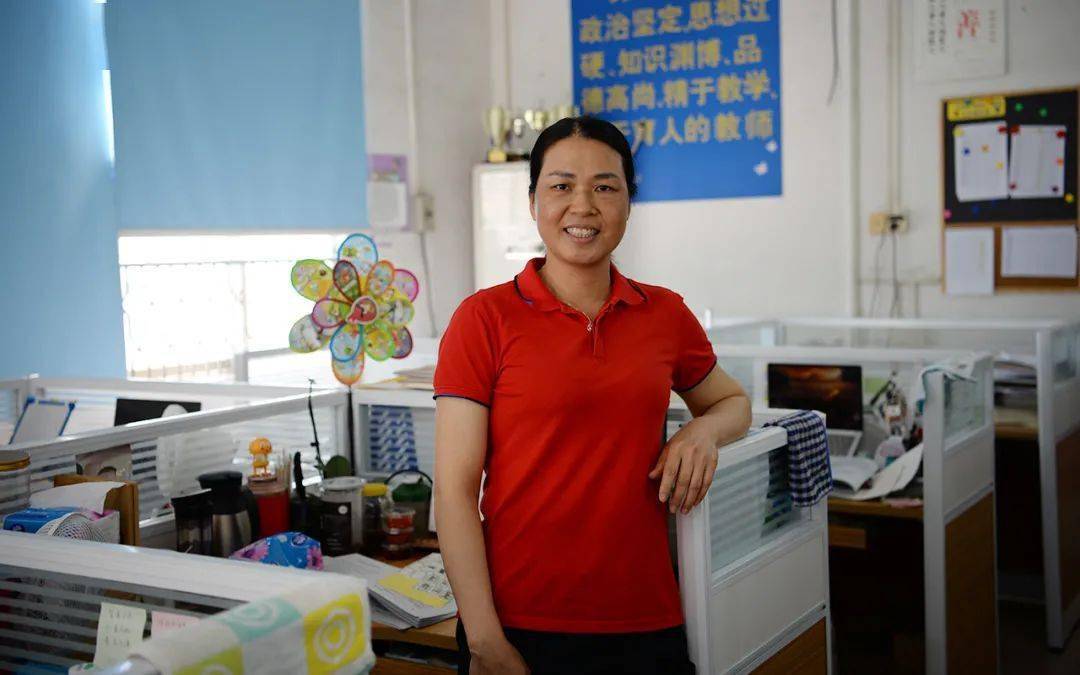 自从踏上三尺讲台的那一刻起,王老师就把自己的一生与党的教育事业连